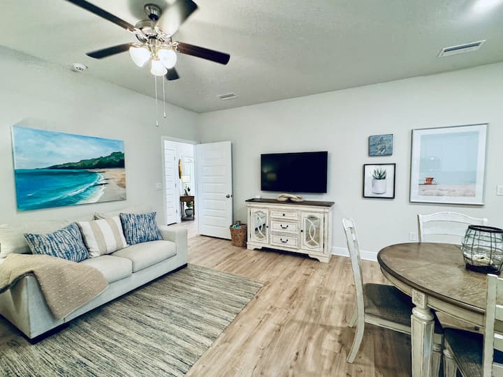 Sala de estar n .º 2 ubicada en la suite In-law. La puerta se cierra para separar la suite del resto de la casa. La suite con entrada independiente también tiene entrada privada al exterior. 