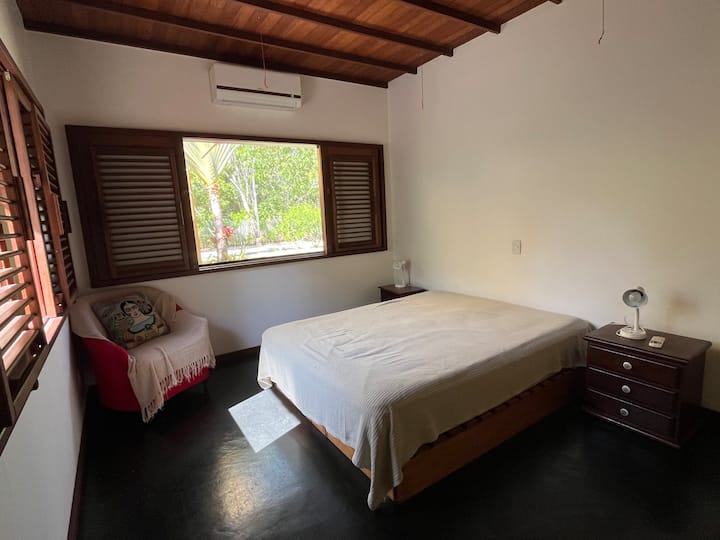 La habitación 1 es una suite, con vestido y baño privado.