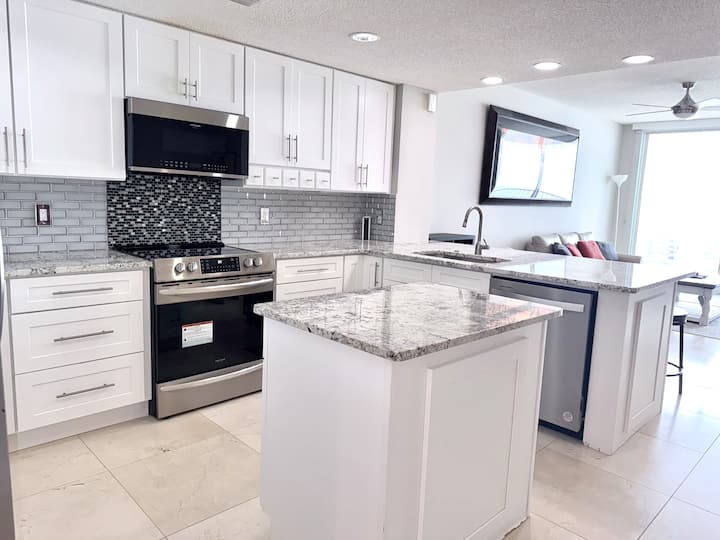 Gulf-front Views | Pcb Condo W/ Private Balcony - Panama City Beach, FL