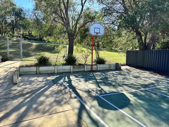 Fun Family Getaway Shack on 8