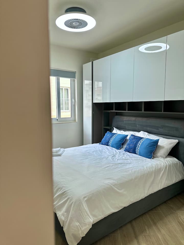 Modern Apartment; Sleeps 4 — interior photo 2