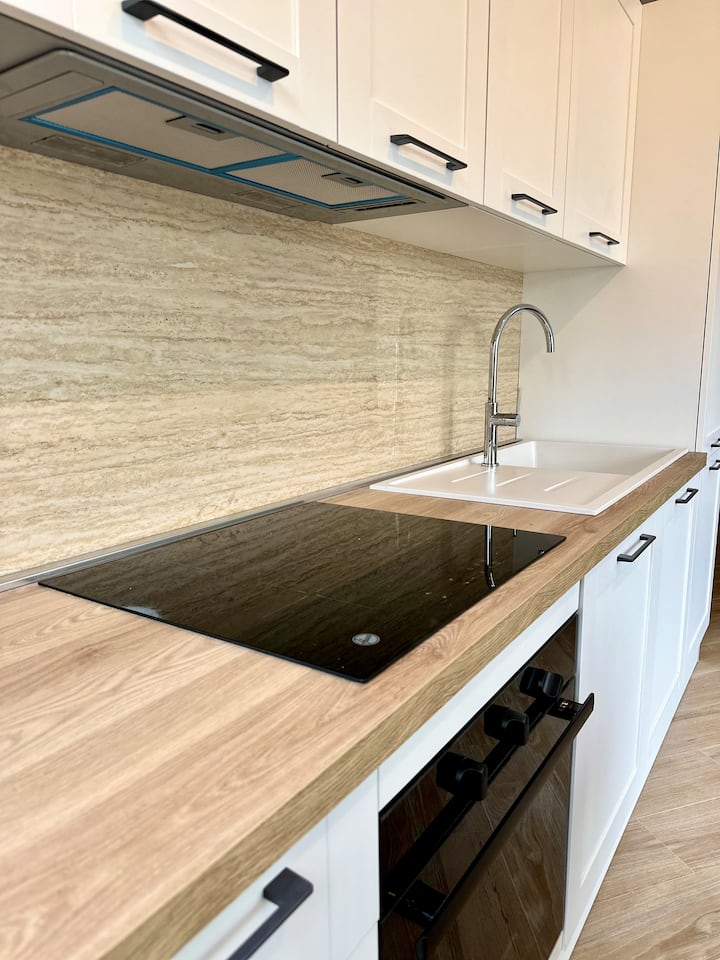 Modern Apartment; Sleeps 4 — interior photo 4