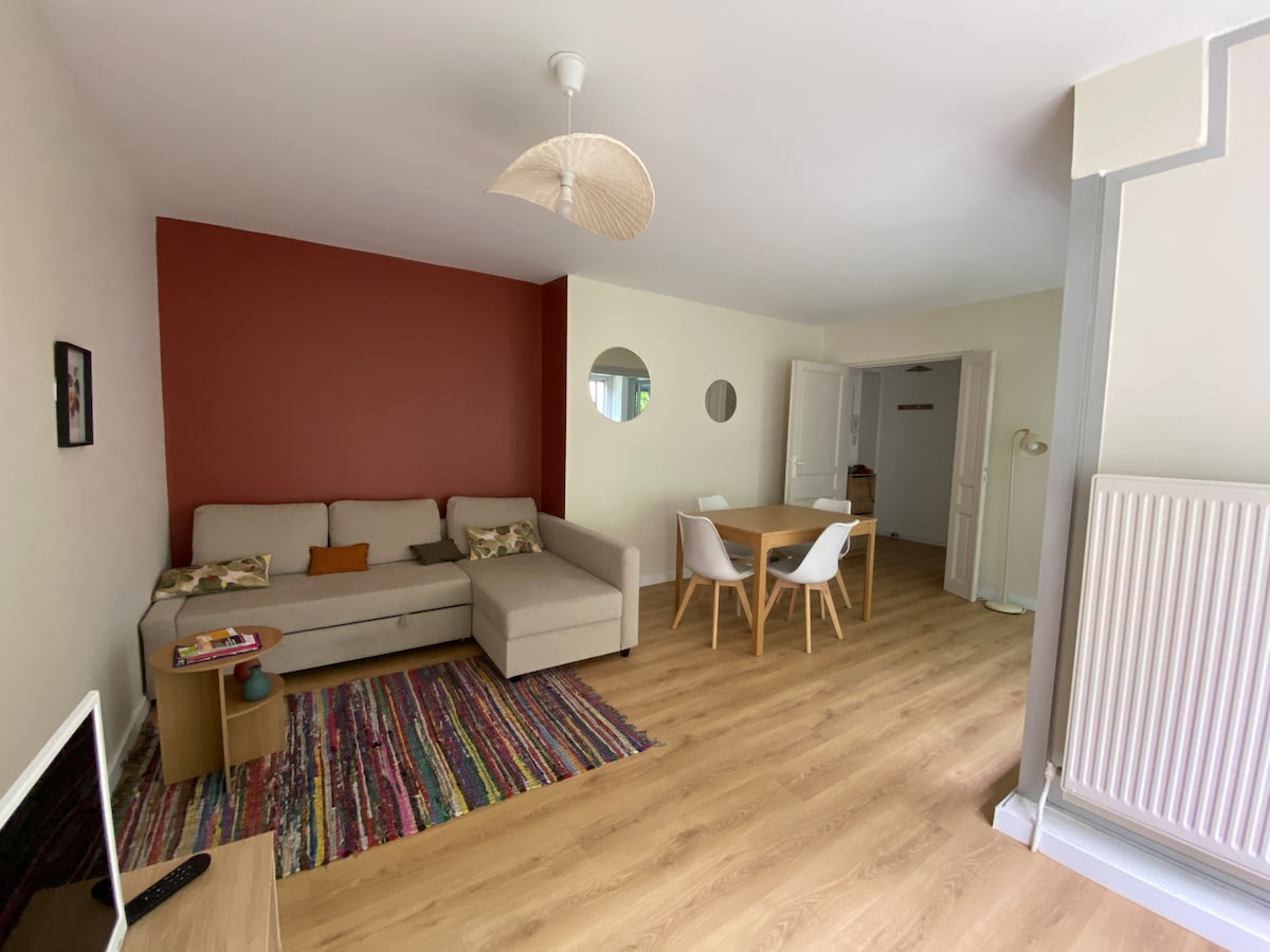 Popular Airbnb listing: In the shade of the plane trees-Antigone- Spacious-Bright in Montpellier