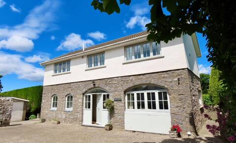 Large seaside Manorbier cottage