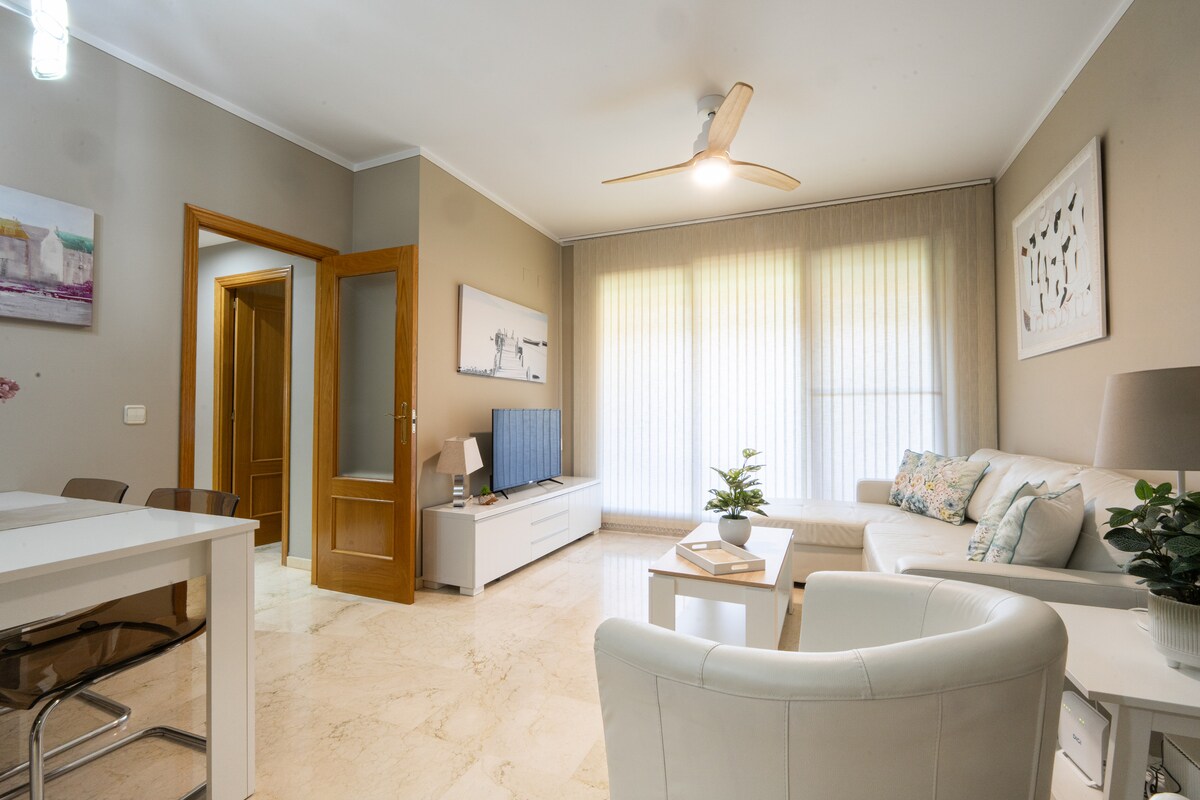 Popular Airbnb listing: FAMILY-GOOD VIEWS-SW.POOL-FREE WIFI in Campanar