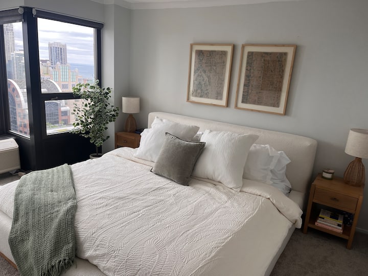 La deuxième chambre dispose d'un lit king size, d'une télévision connectée, de tables de chevet, d'un dressing et d'une vue incroyable.