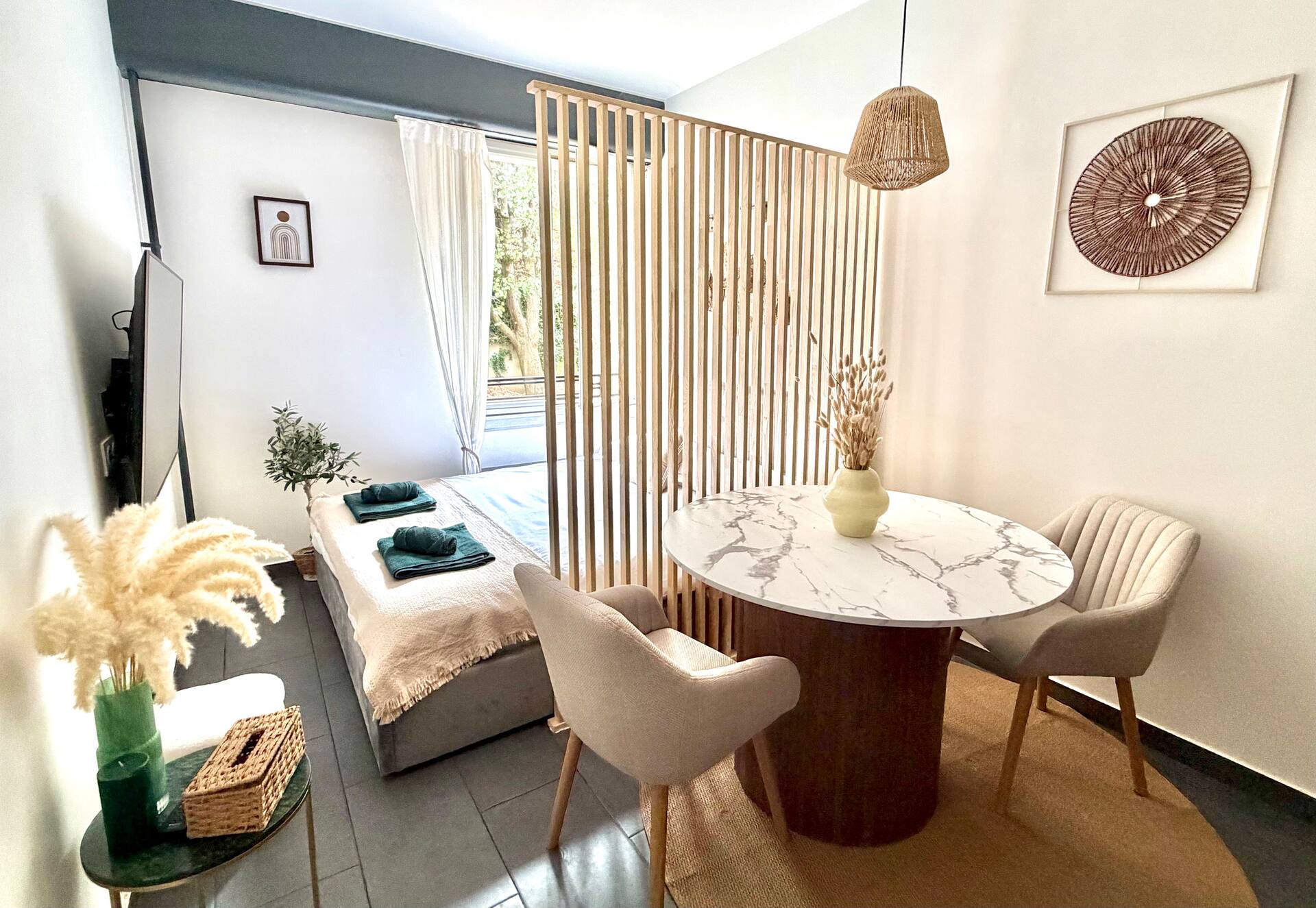 Peaceful Garden Retreat in Neuilly, Close to Paris