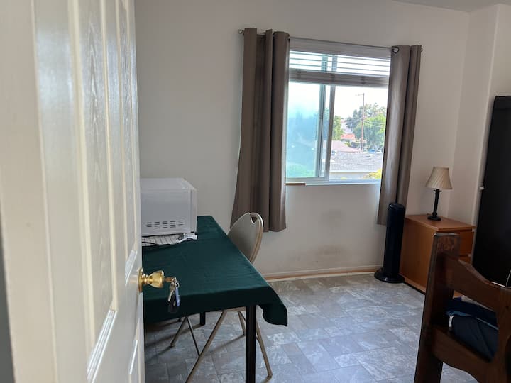 C'est une chambre privée 3 /lit simple + table , chaise - ventilateur de tour - lampe de nuit à l'étage 