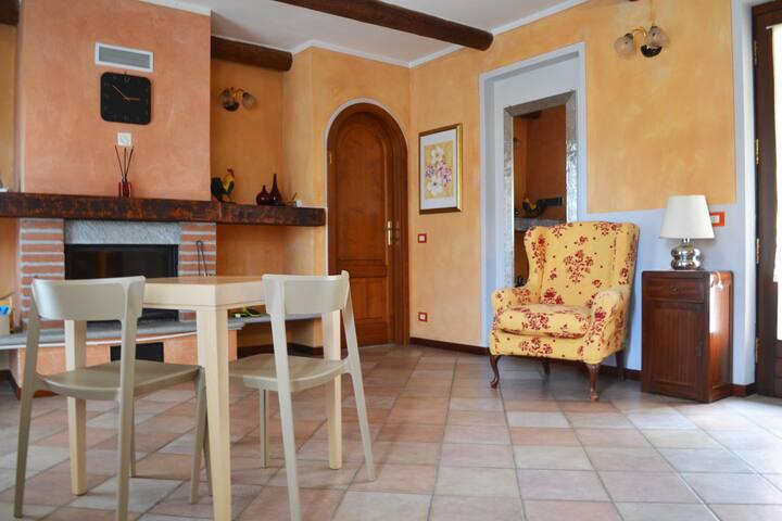 Casa Di Nina : Stanza Numero 1 Per Due Ospiti - Borgomanero