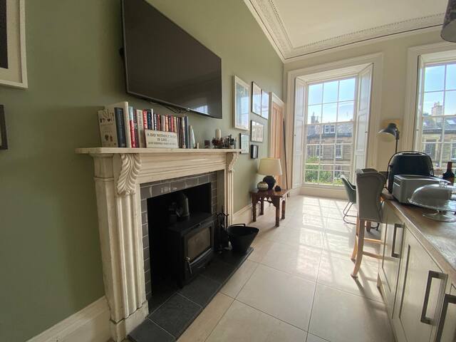 Georgian 4 Bedroom 3 Bathroom New Town Apartment gallery image 3