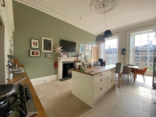 Georgian 4 Bedroom 3 Bathroom New Town Apartment gallery image 4