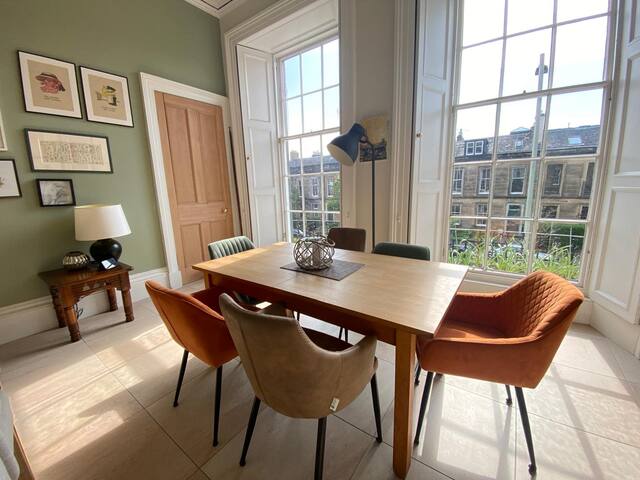 Georgian 4 Bedroom 3 Bathroom New Town Apartment gallery image 2