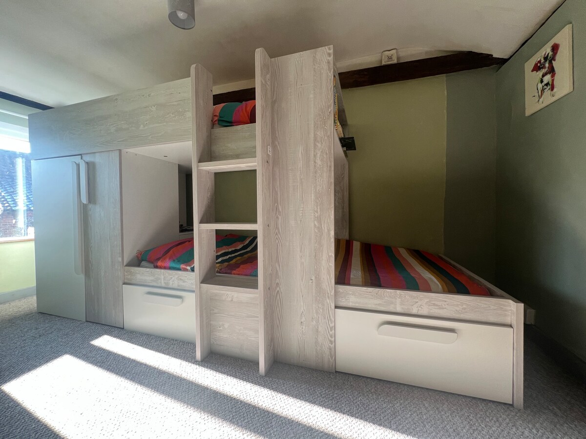 ผู้ใหญ่ไม่ได้รับอนุญาตให้อยู่บนเตียงสองชั้นด้านบน - เหมาะสำหรับเด็กเท่านั้นและพวกเขาต้องมีน้ำหนักต่ำกว่า 65 กก.