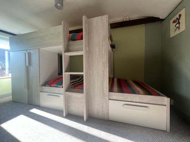 Volwassenen zijn niet toegestaan op het bovenste bed - dit is alleen geschikt voor kinderen en ze moeten minder dan 65 kg zijn