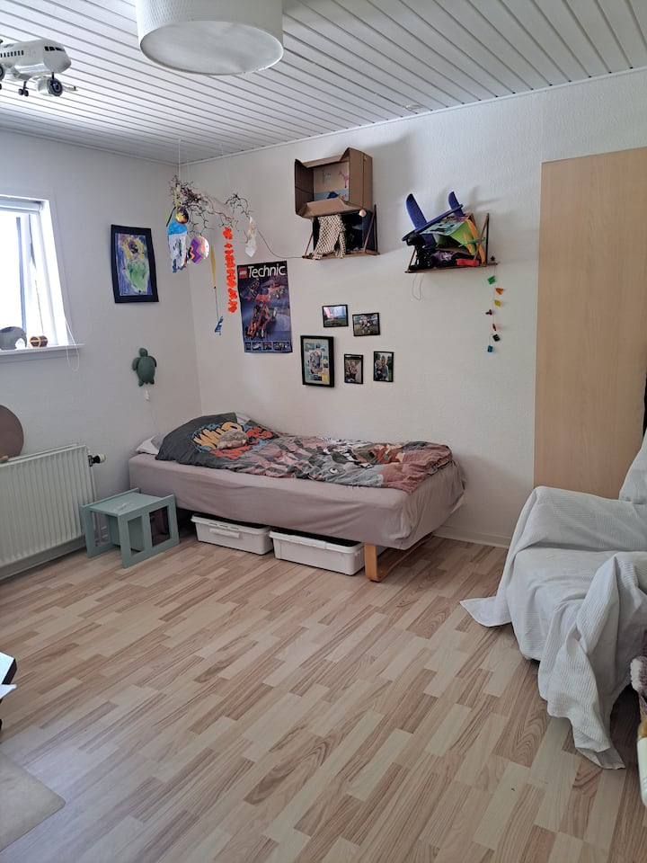 带单人床的儿童房。90×200。可在地板上加一张床垫。