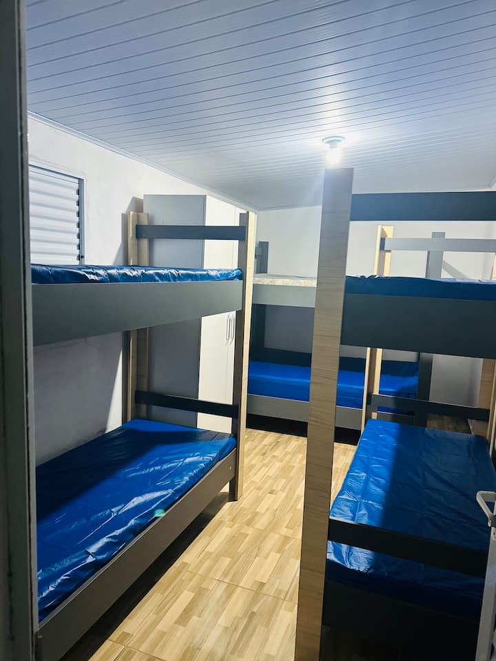 تقع الغرفة كيو بالقرب من منطقة الليزر 
يحتوي على 
سرير بطابقين 
سريران بطابقين 