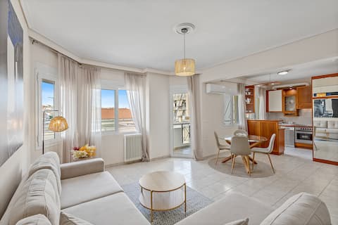Comfortable centrally located apartment next to the sea!