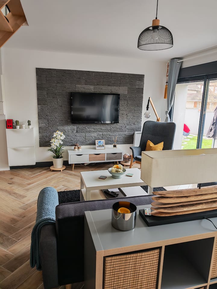 Jolie Petite Maison Duplex à Elancourt Village - Ibis Budget Versailles Coignieres