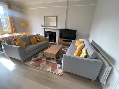 Top performing Airbnb: Bright & central spacious flat in Leith Walk