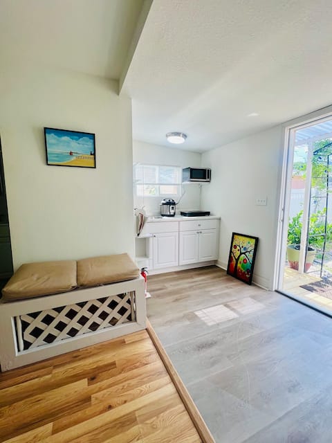 Popular Airbnb listing: A studio apartment w/ private bathroom in Old West Tampa