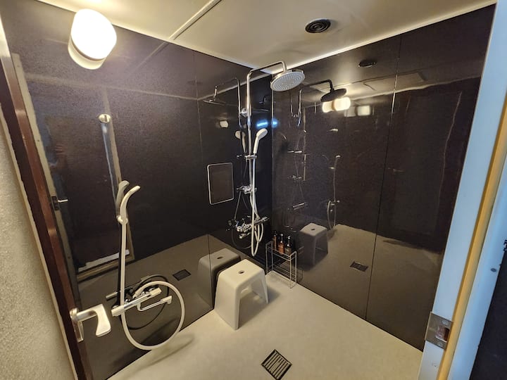 浴槽はありませんが広いシャワー室です。