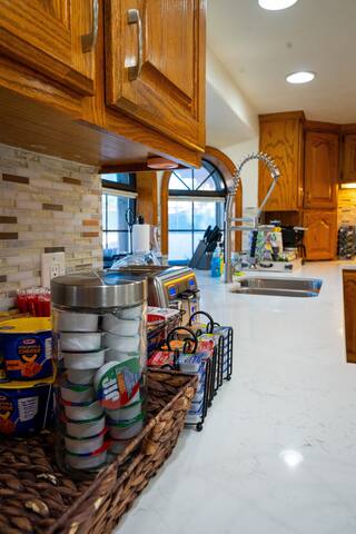 r 10beds, 5.5 bath estate. Incredible amenities! gallery image 4