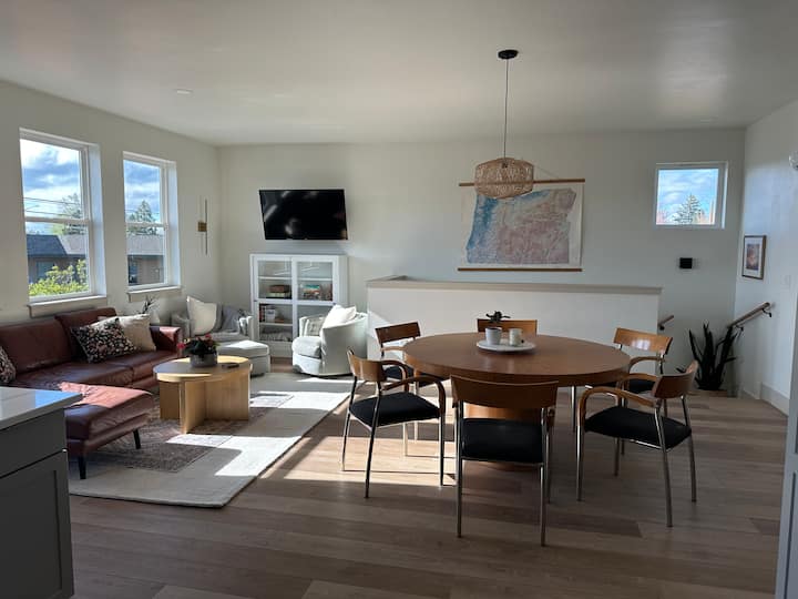 Newly Built, High Desert Sunsets & Mountain Peaks - Terrebonne, OR