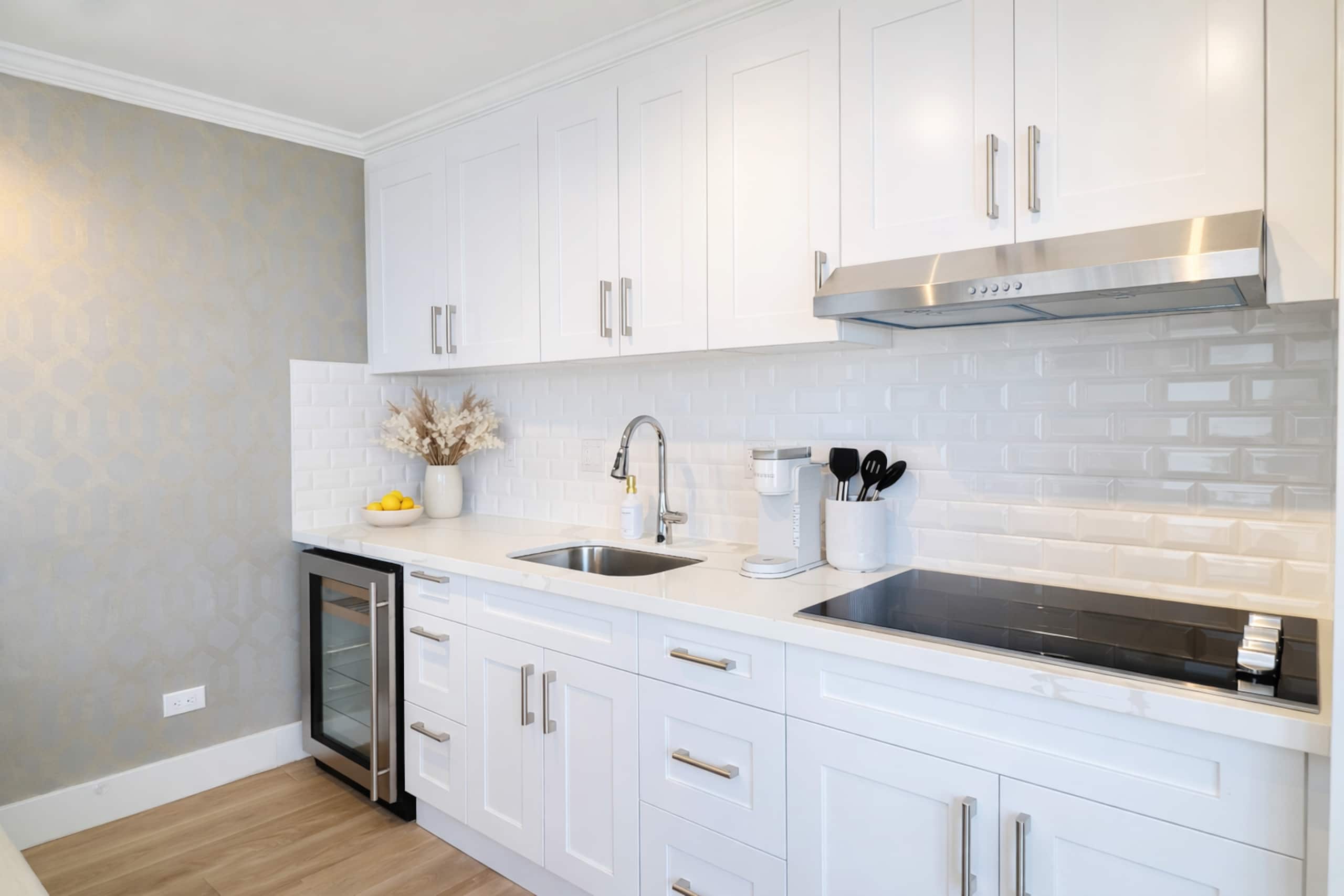 Waikiki Gem: Corner Unit with Ocean View 1 Parking - Image 2