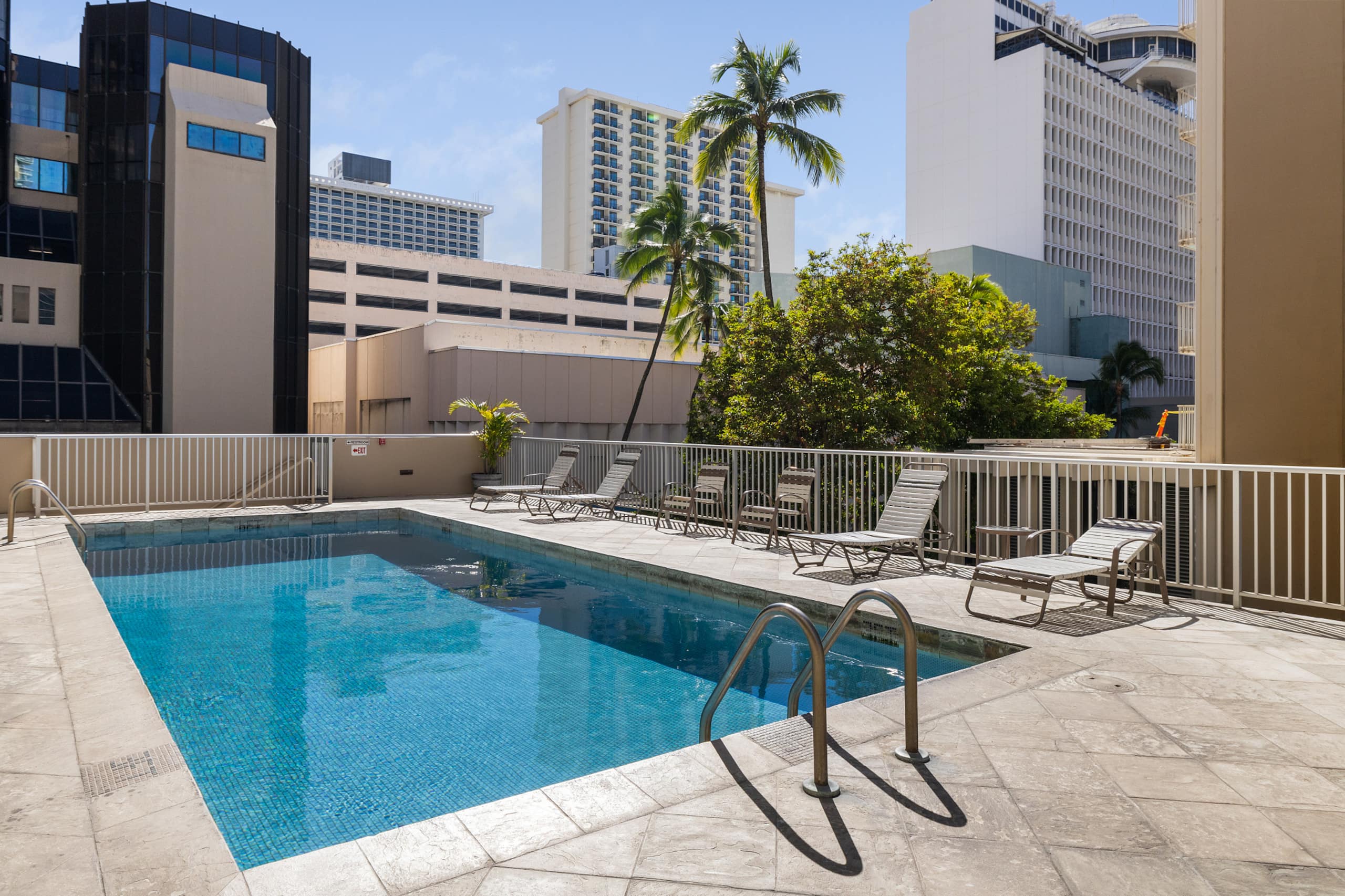Waikiki Gem: Corner Unit with Ocean View 1 Parking - Image 27