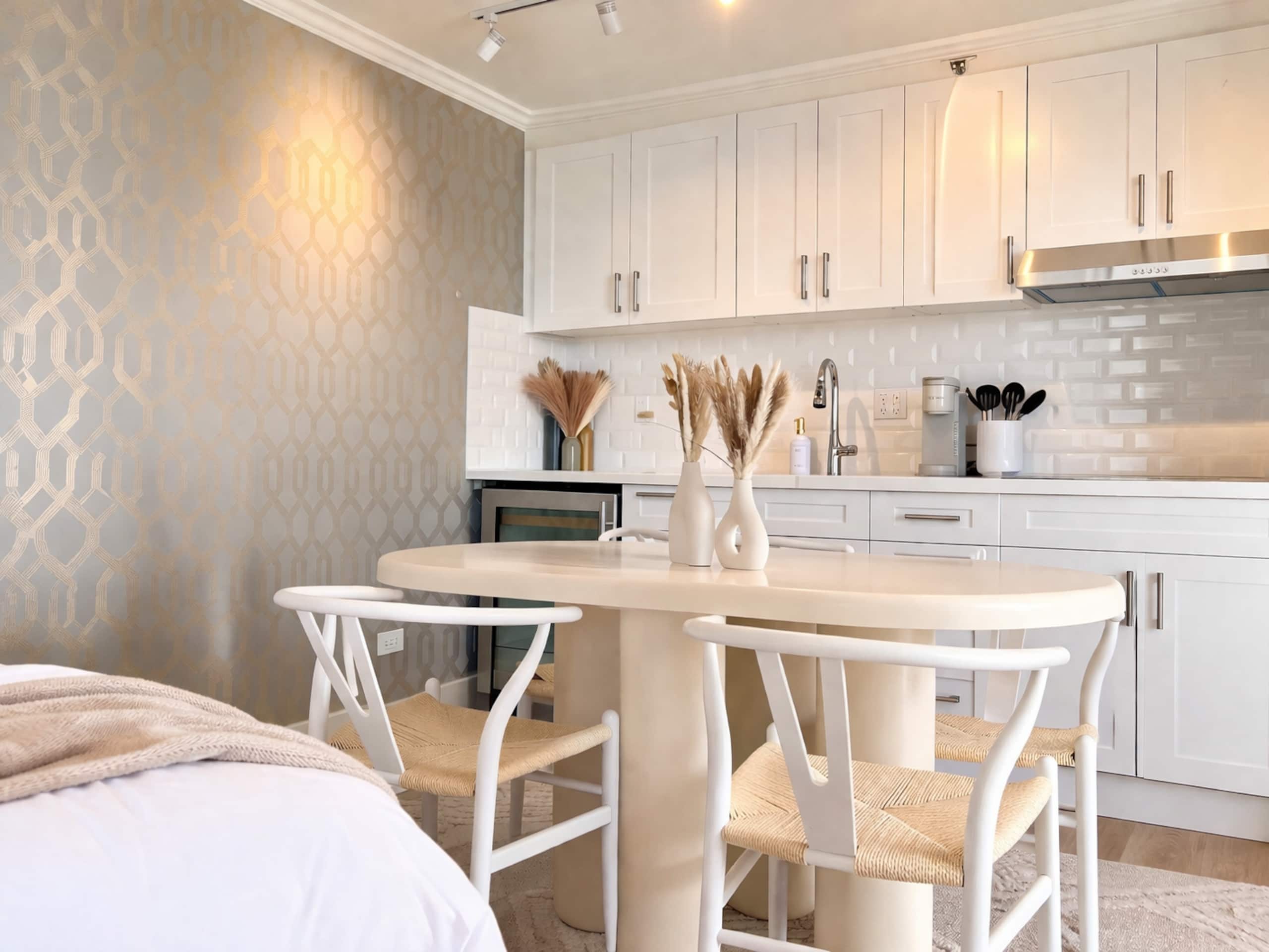 Waikiki Gem: Corner Unit with Ocean View 1 Parking - Image 3