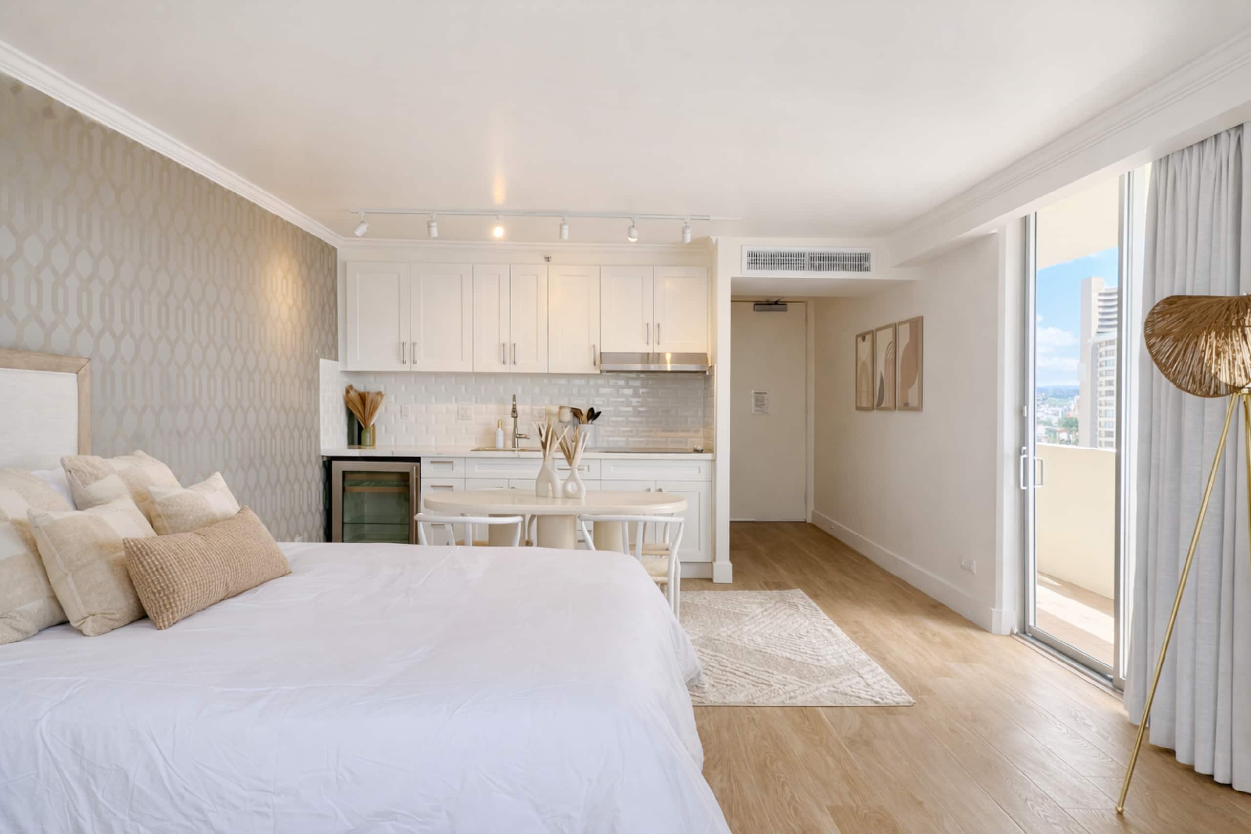 Waikiki Gem: Corner Unit with Ocean View 1 Parking - Image 9