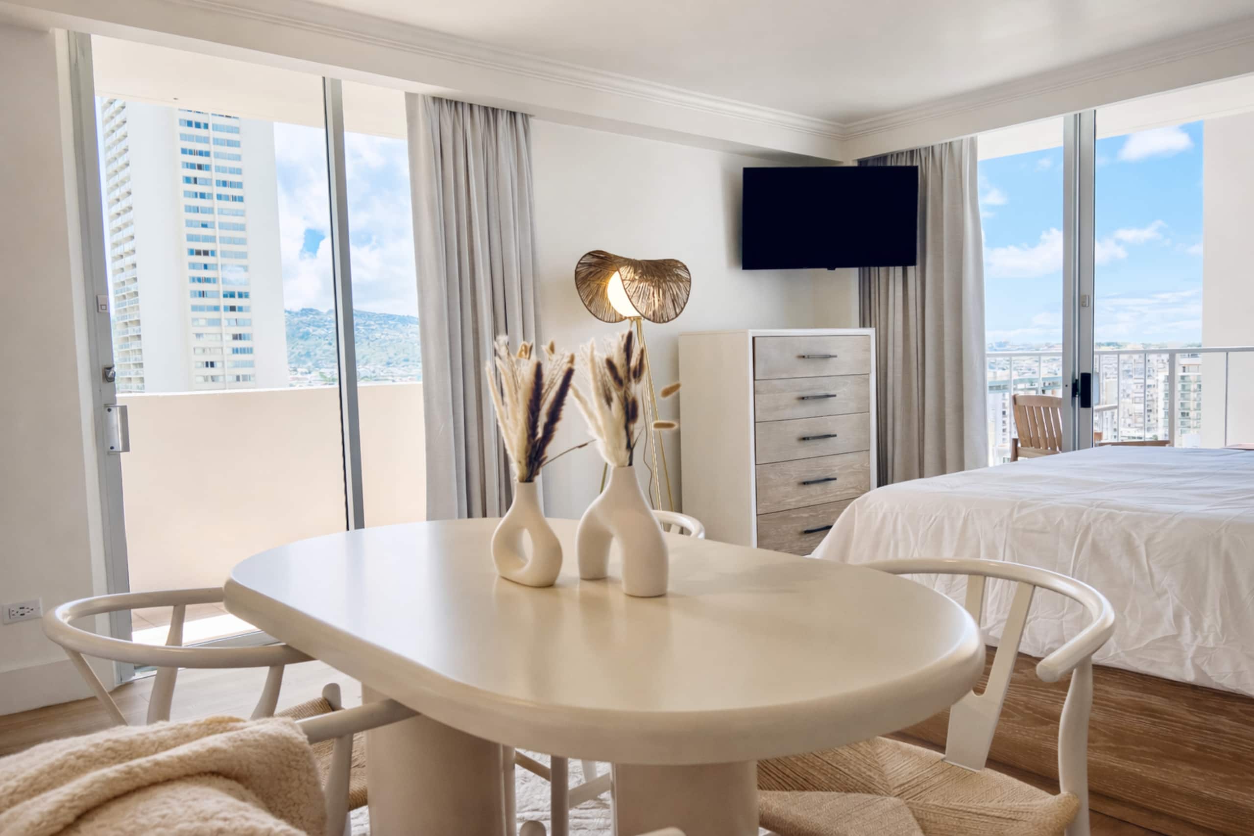 Waikiki Gem: Corner Unit with Ocean View 1 Parking - Image 4