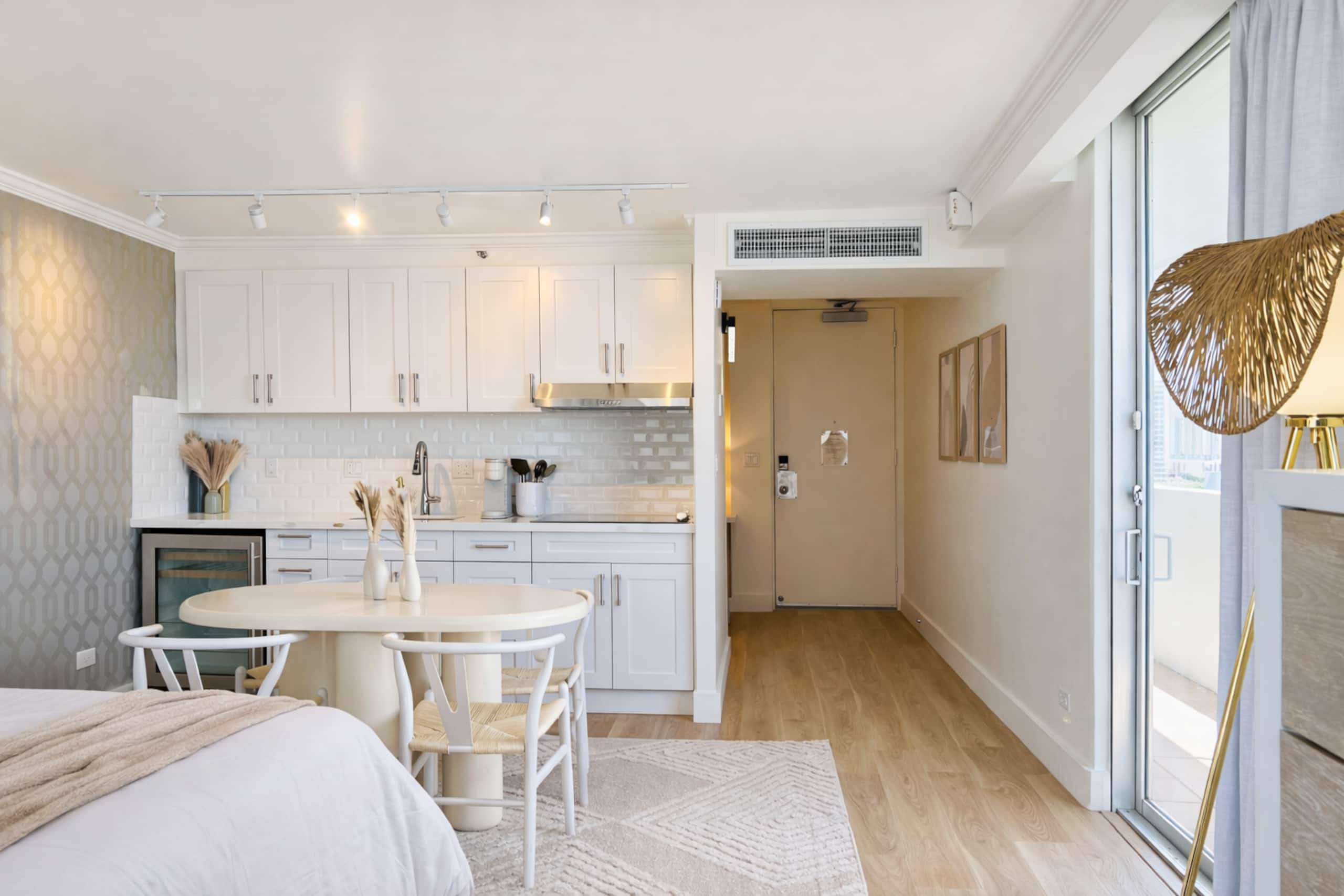 Waikiki Gem: Corner Unit with Ocean View 1 Parking - Image 16
