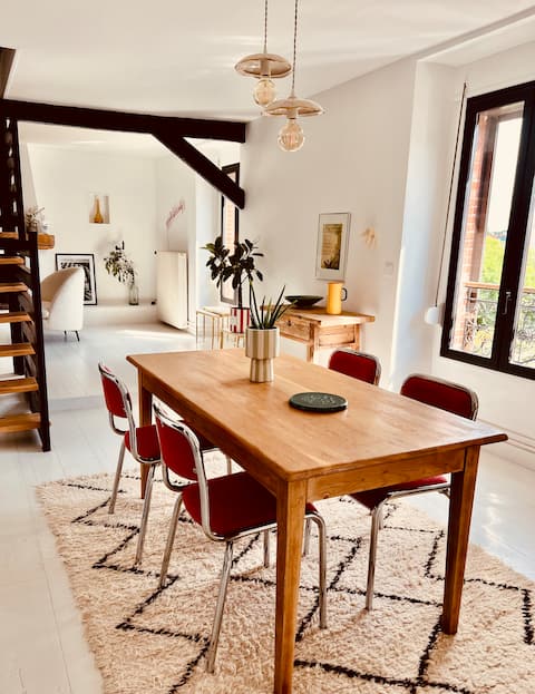 Spacious Downtown Duplex + Closed Garage Box