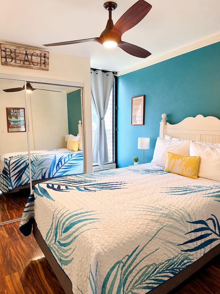 Queen bed, cotton linens, ceiling fan, AC.