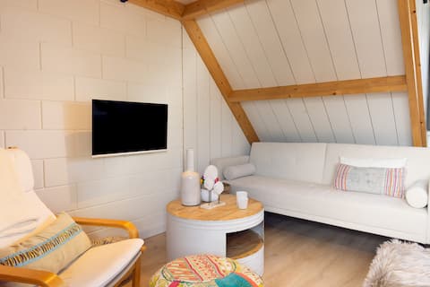 Top Airbnb: The Little House by the Sea in Bergen (Nh.)