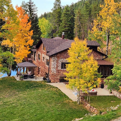 Historic Stone Mountain Lodge with Private Pond