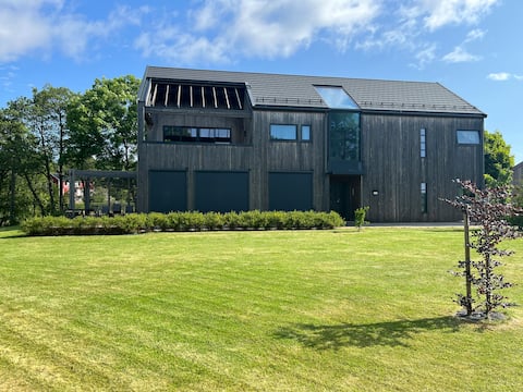 Private floor & garden – walk to sandy beach