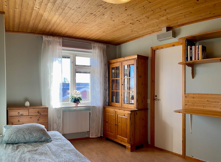 Საძინებელი კომფორტული Dux საწოლით (90x200 სმ) და გულუხვი სათავსოთი როგორც გარდერობებში, ისე კომოდში. Ნათელი, მშვიდი და პრაქტიკული ოთახი ზემოთ.