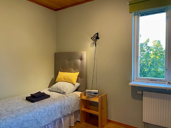 Საძინებელი 3 არის ზემოთ, საძინებელი 1-ის გვერდით. Დუქსის საწოლია, 195x85 სმ, მყარი მატრასით. 