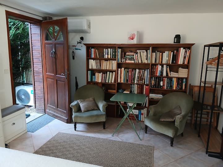 Studio Dans Unjardin Fleuri Proche De Paris - Brie-Comte-Robert