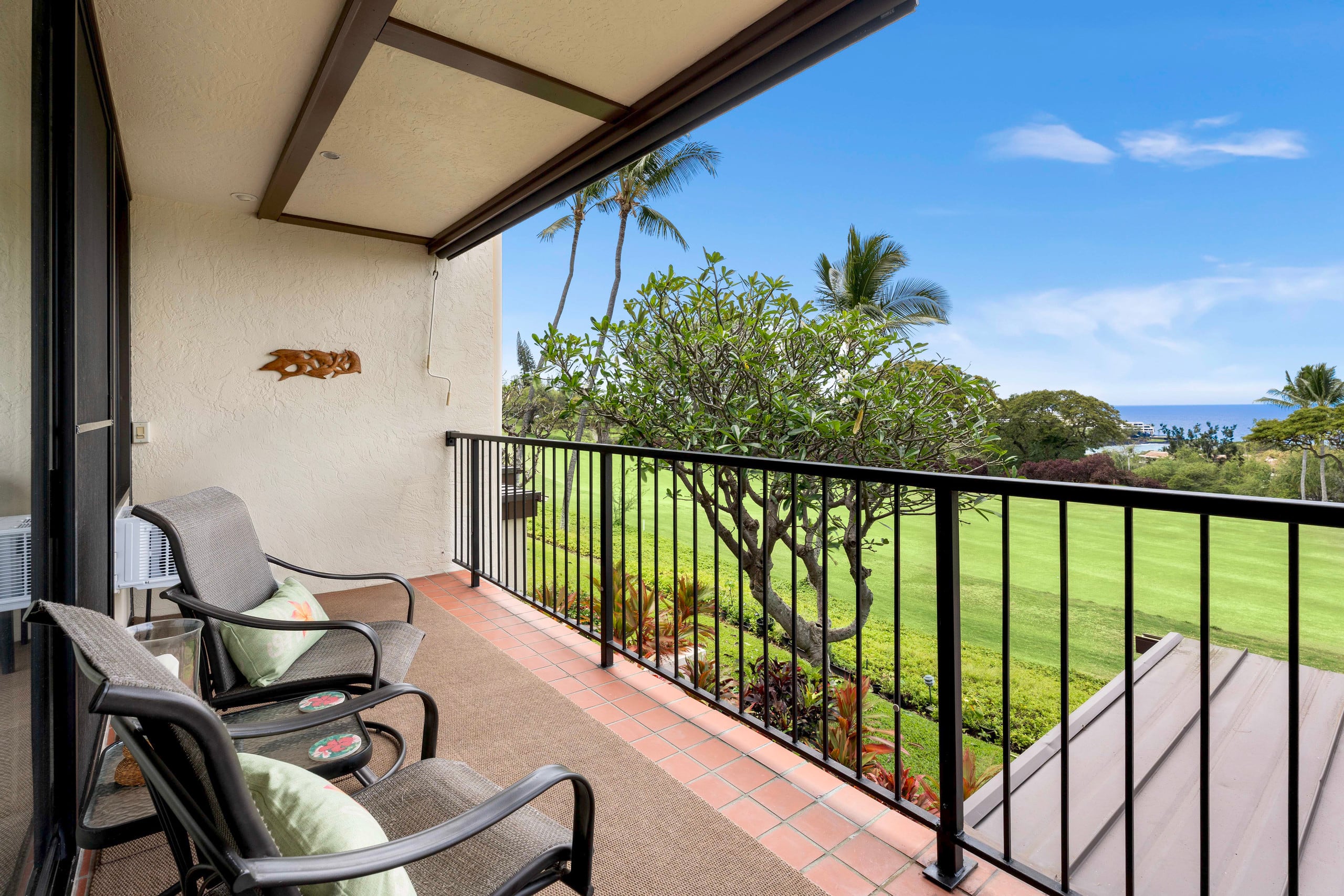 Condo in Kailua-Kona · ★4.92 · 2 bedrooms · 2 shared baths - Image 11