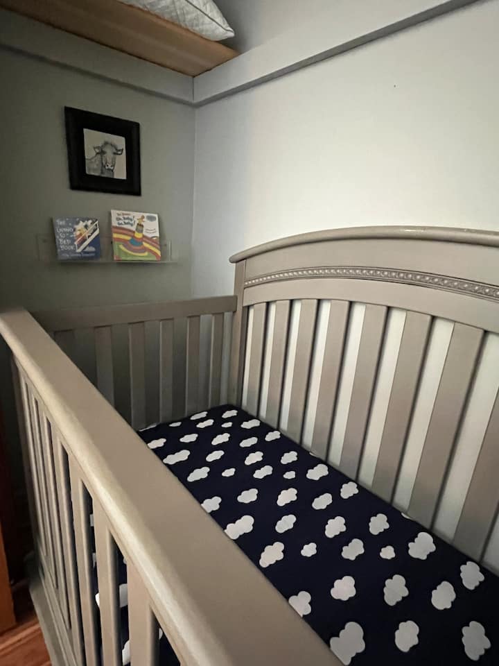 עריסה מלאה בחדר השינה למעלה תמיד מוכנה רק לקטנה שלך