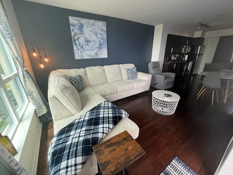 Successful Airbnb property: Water facing Cozy Condo in Spadina—Fort York
