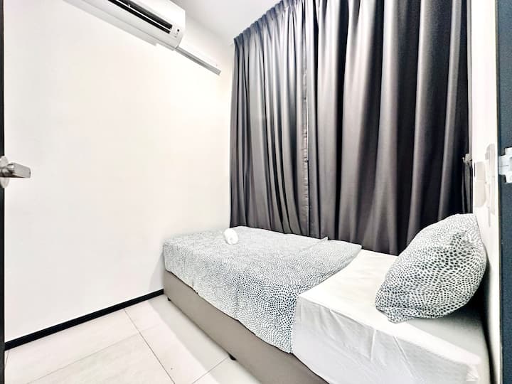 3 dhoma gjumi, 2 banja, 2 krevate dopio "queen", 3 krevate tek, dyshek 2 katësh, 10 _12 pax