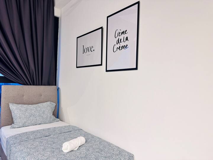 3 საძინებელი, 2 სააბაზანო, 2 დიდი საწოლი, 3 ერთადგილიანი საწოლი, 2 სართულის ლეიბი, 9-12pax,