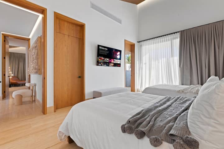 5th Suite Double Bedroom- Two Double Bed/ Smart TV / Sofa / Walk-in closet / Ensuite Bathroom / Outdoor Space.