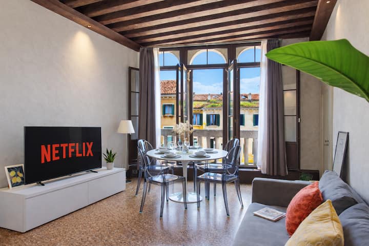 The perfect stay to relax after a day in Venice: natural light, comfort, refined style and Smart TV with Netflix, Amazon Prime, etc. for your evenings.