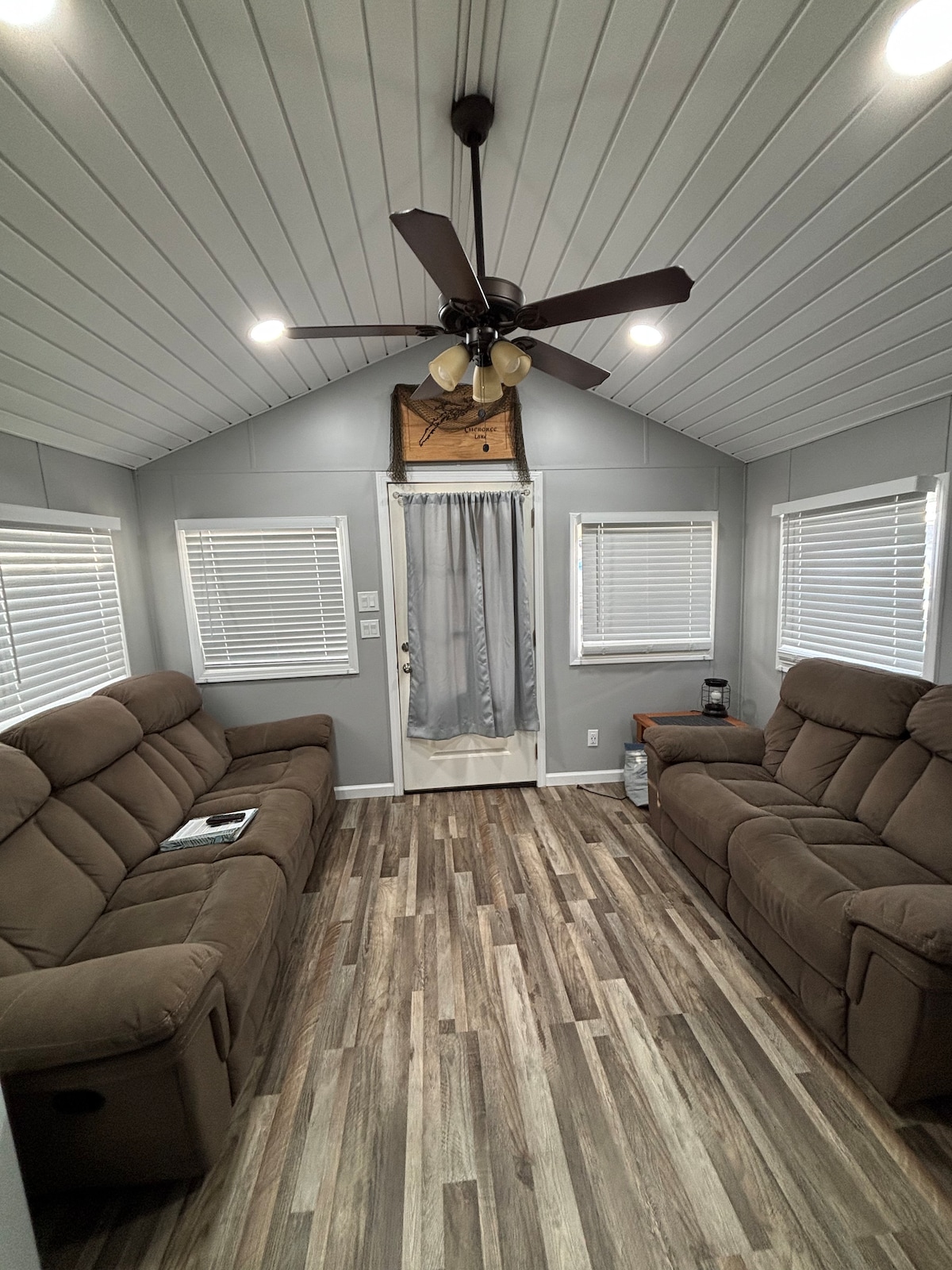 Successful Airbnb property: Land accessible houseboat on Cherokee lake in Morristown