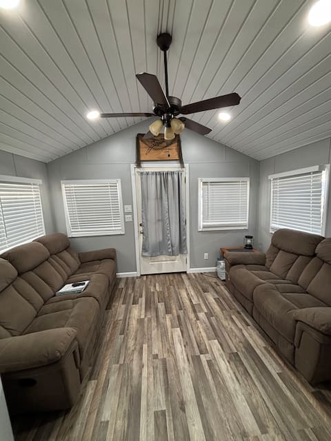 Successful Airbnb property: Land accessible houseboat on Cherokee lake in Morristown